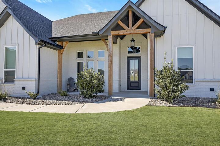 Property Photo: 223 Columbia Court TX 76082