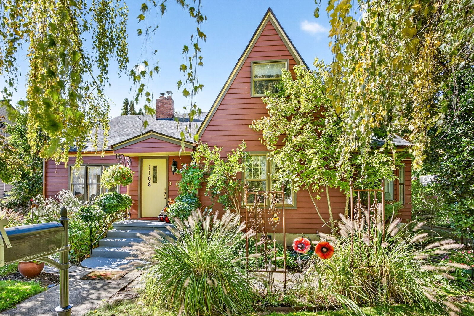 Property Photo: 1108 S Oakdale Avenue OR 97501