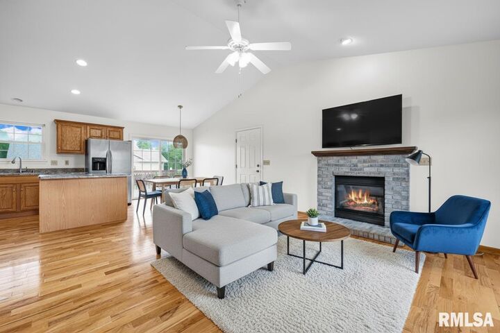 Property Photo: 302 Bittersweet Avenue IL 61548