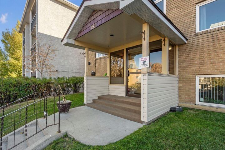 Property Photo: 931 19 Avenue SW 6 AB T2T 0H7