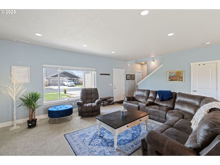 Property Photo:  280 NW Double Eagle Ave  OR 97741 