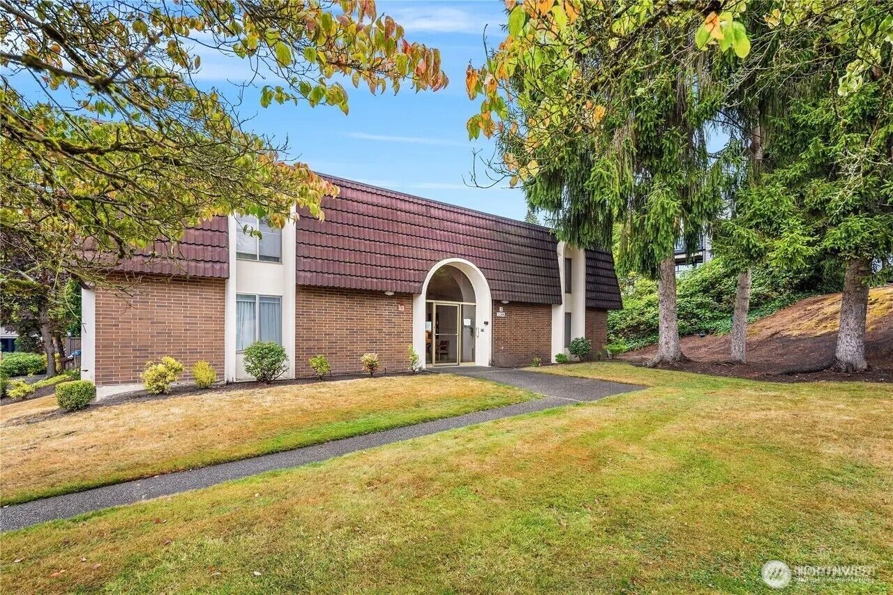 Property Photo: 11206 NE 68th Street 223 WA 98033