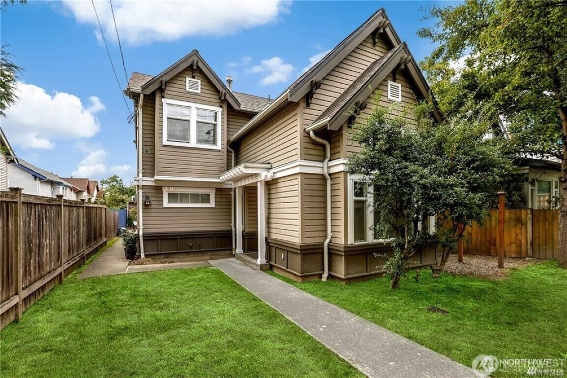 Property Photo:  2411 E Yesler Way  WA 98122 