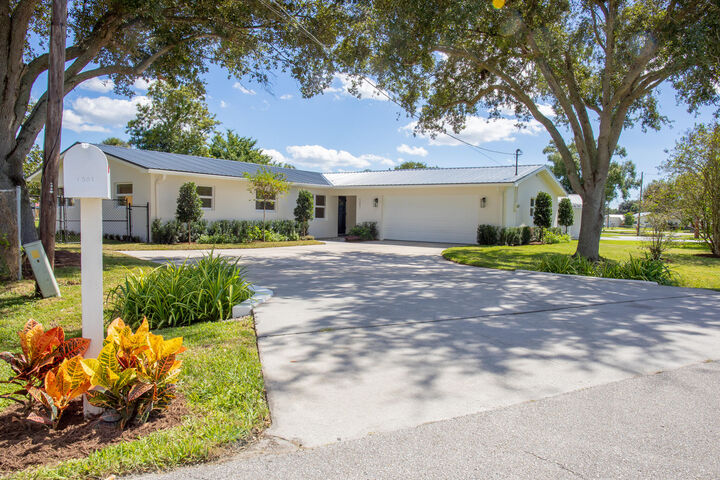 Property Photo:  1301 SE 8th Avenue  FL 34974
