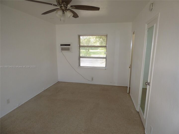 Property Photo: 522 N 19th Ave 1 FL 33020