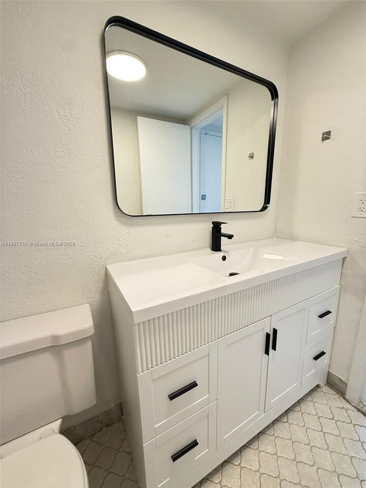 Property Photo: 13499 Biscayne Blvd 811 FL 33181