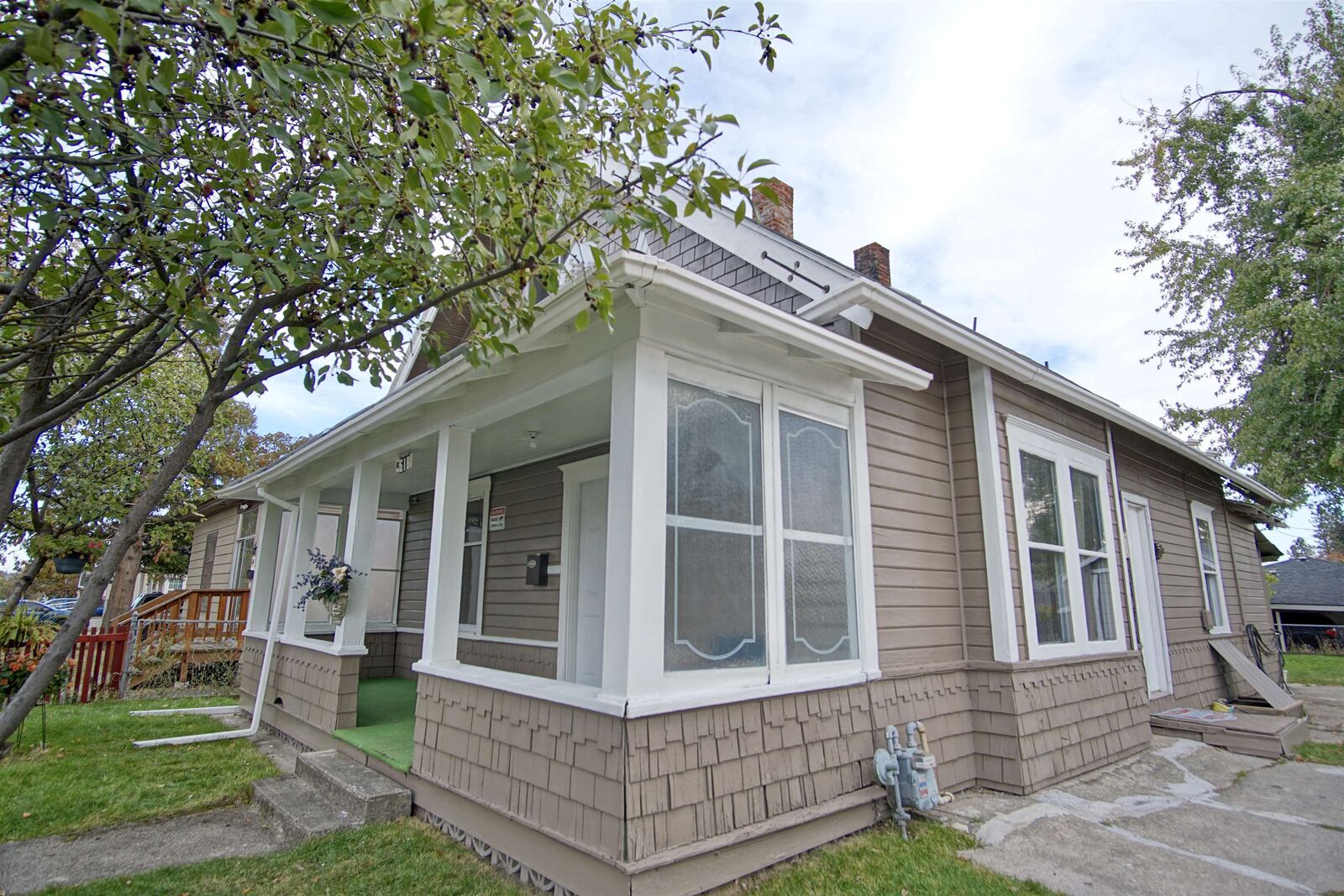 Property Photo:  618 E Broad Ave  WA 99207 