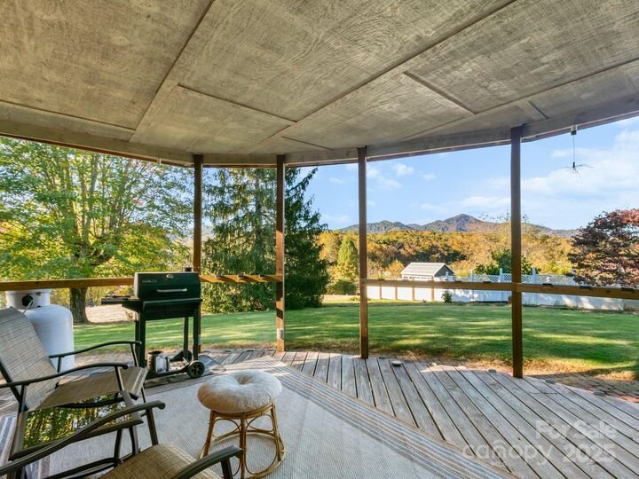 Property Photo: 11 Aloha Circle NC 28715
