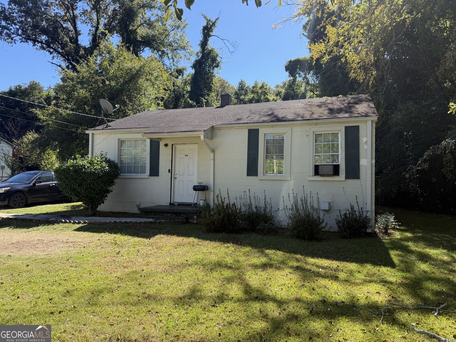 Property Photo: 608 S Harlem Circle GA 30241