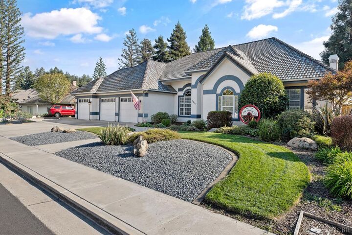 Property Photo:  2637 E Laura Court  CA 93292 