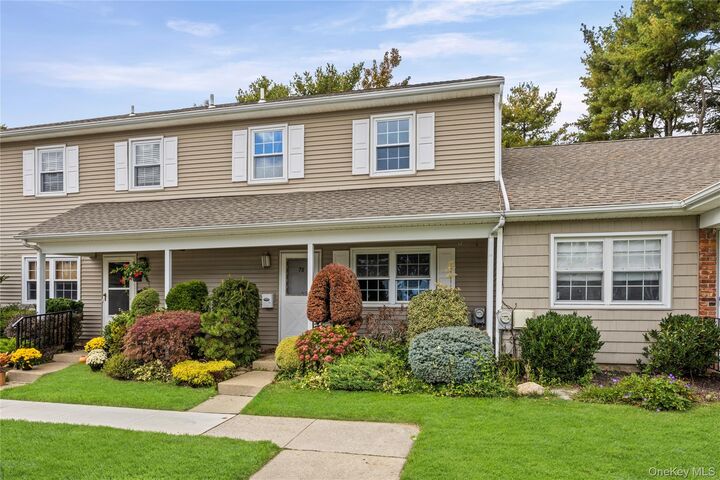 Property Photo:  78 Hayloft Court  NY 11746