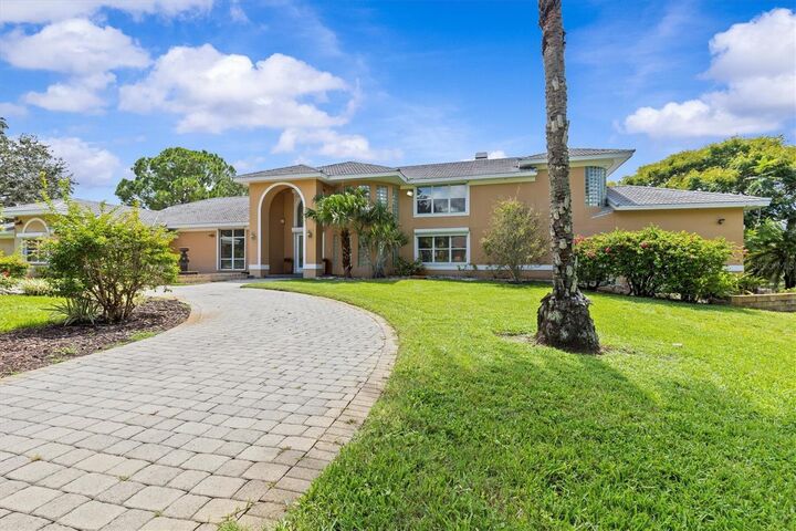 Property Photo: 1520 Jade Lane FL 34689