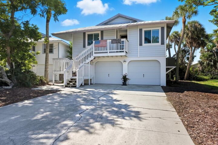 Property Photo: 221 Island Circle FL 34242