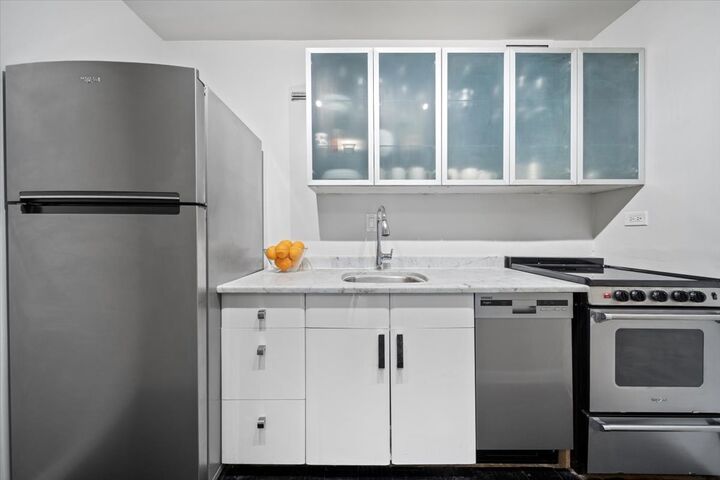 Property Photo: 340 W Diversey Parkway 1616 IL 60657