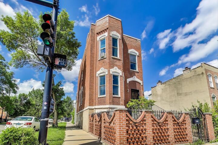 Property Photo: 2058 W Washington Boulevard IL 60612