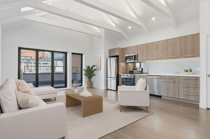 Property Photo:  1924 W Grand Avenue 2  IL 60622