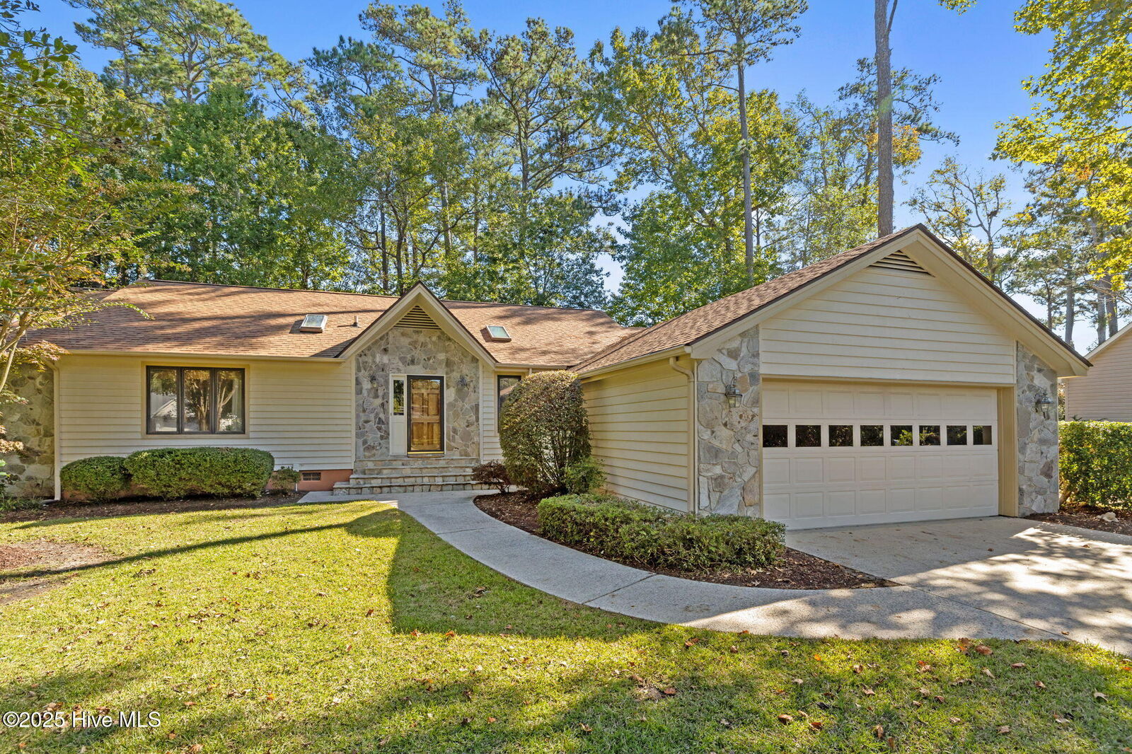 Property Photo:  404 Hillcrest Drive  NC 28557 