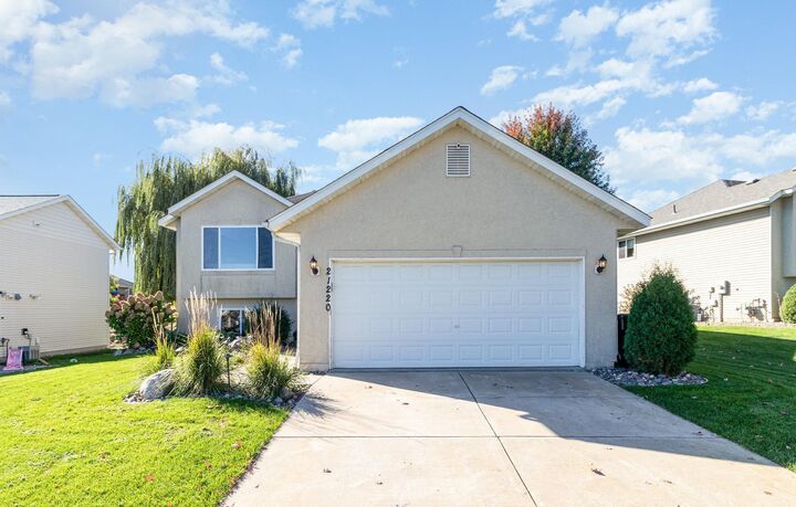 Property Photo: 21220 Ilavista Way MN 55044