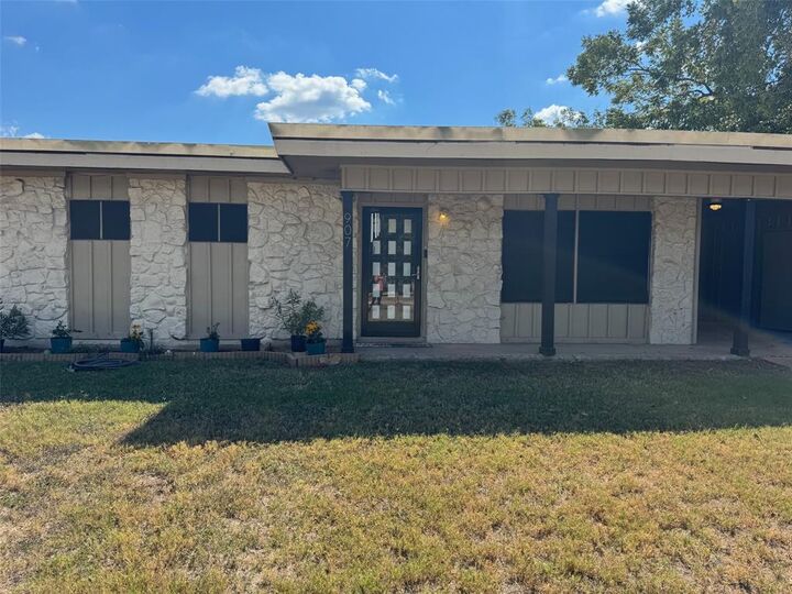 907 Elizabeth Boulevard  Granbury TX 76048 photo
