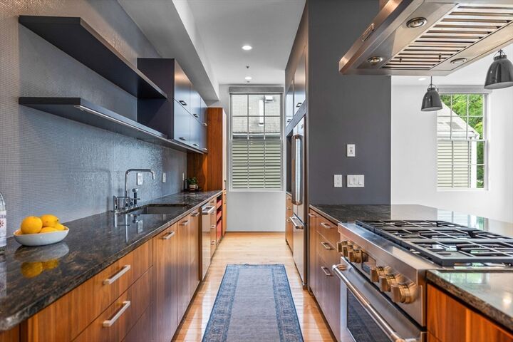 Property Photo:  618 East 2nd St 2  MA 02127 