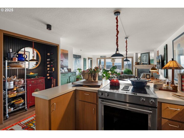 Property Photo: 353 N Breaker Point Dr OR 97110