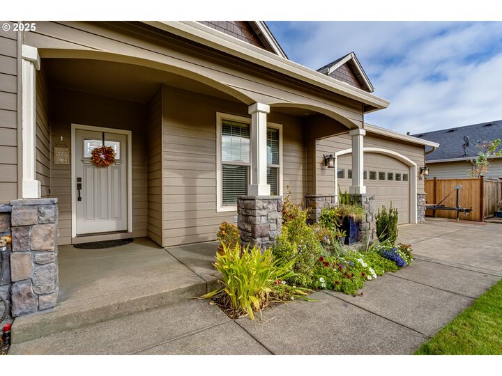 Property Photo: 1066 SW Coral St OR 97448