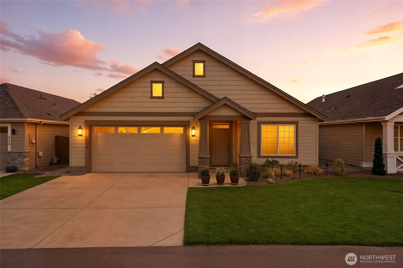 Property Photo: 673 SE Whimbrel Loop WA 99324