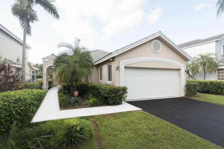 Property Photo: 2917 Myrtle Oak Cir FL 33328