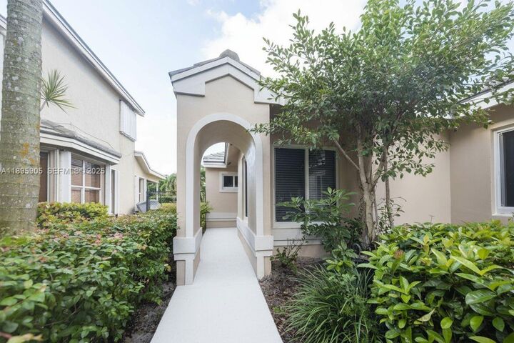 Property Photo:  2917 Myrtle Oak Cir  FL 33328 