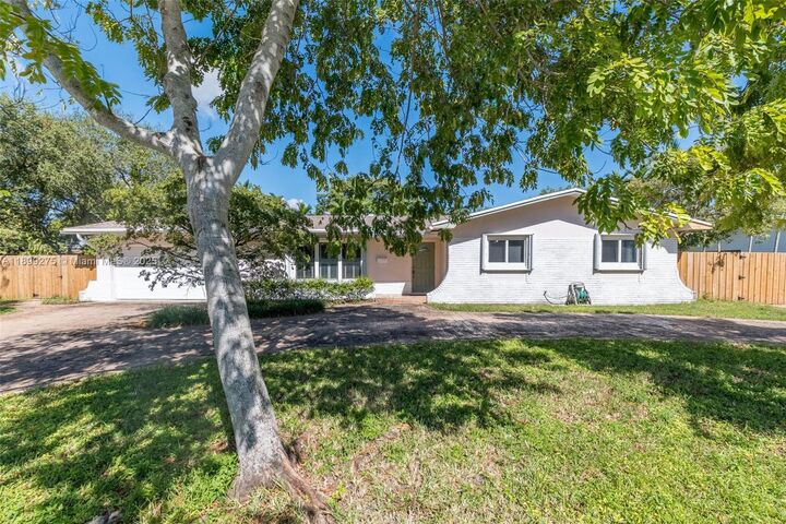 Property Photo:  10533 SW 114th St  FL 33176