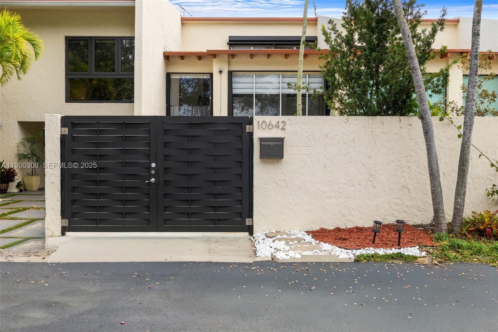 Property Photo:  10642 SW 79th Ter  FL 33173 