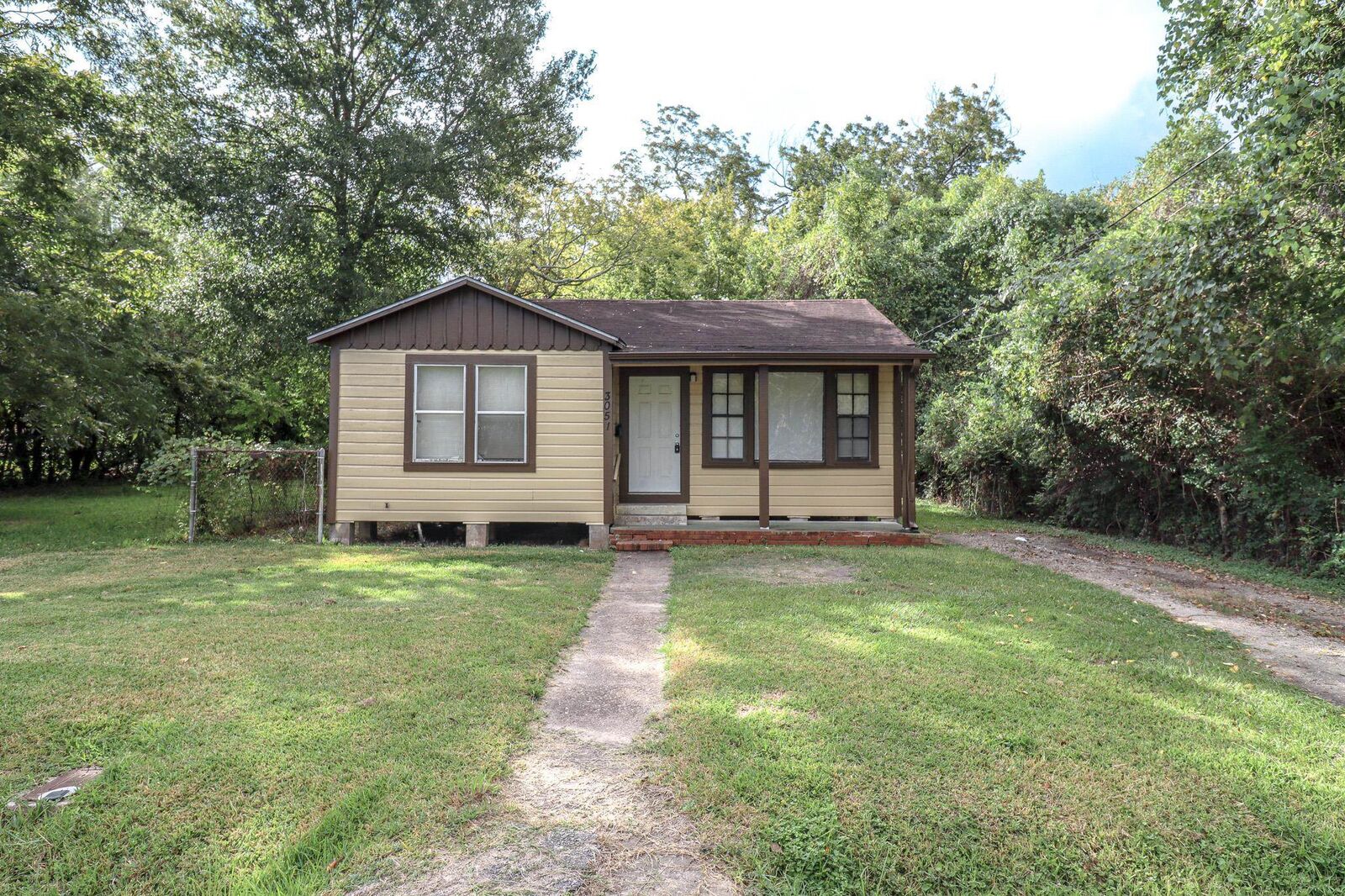 Property Photo:  3051 W Crockett  TX 77701