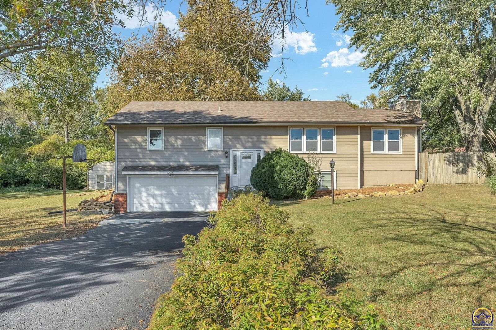 Property Photo: 4220 SE 29th St KS 66605