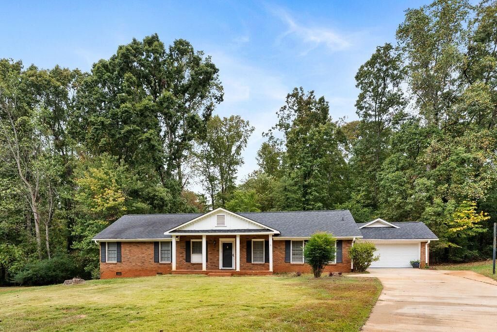 Property Photo: 310 Slopingwood Lane SC 29301