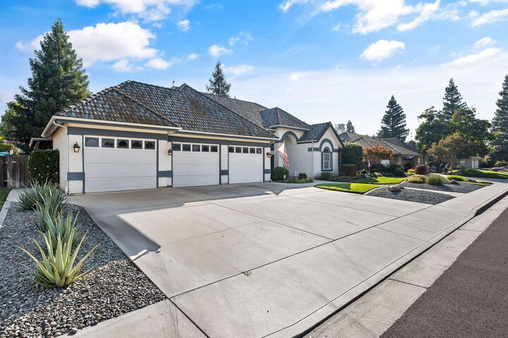 Property Photo: 2637 E Laura Court CA 93292