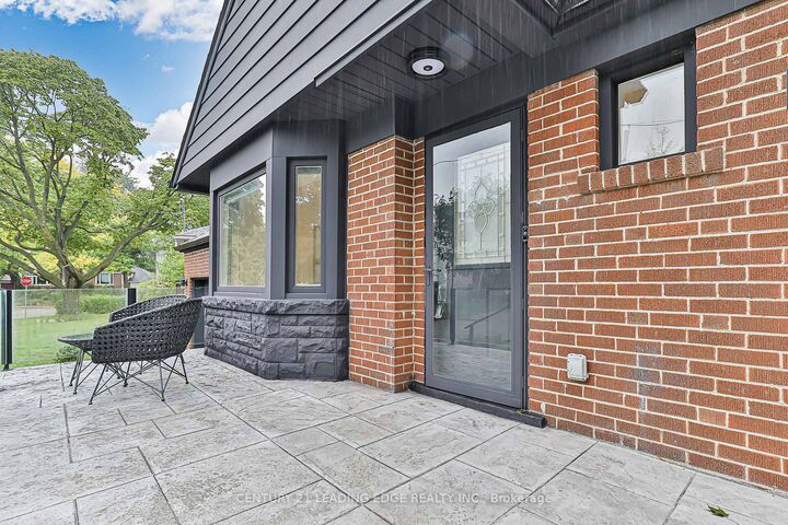 Photo de la propriété: 43 Barclay Road ON M3H 3E2