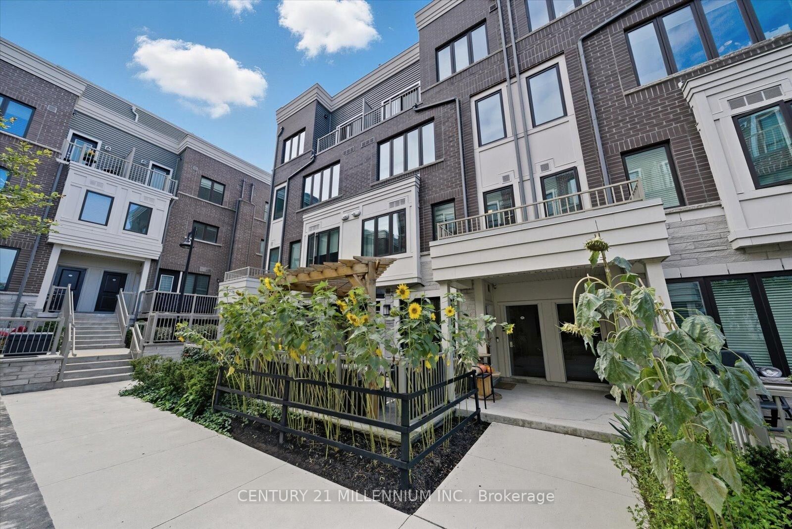 Property Photo:  95 Eastwood Park Gardens 21  ON M8W 0B9 