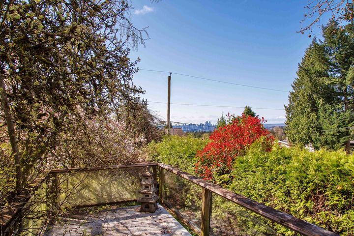 445 W Queens Road  North Vancouver BC V7N 2K8 photo