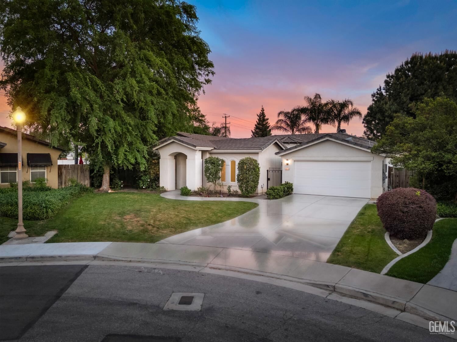 Property Photo:  2812 Chiselhurst Court  CA 93311 