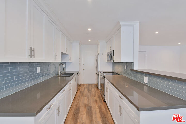 Property Photo:  136 S Palm Dr  CA 90212