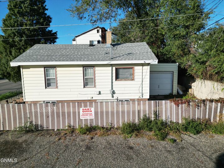 Property Photo:  213 Washington Street N  ND 58501