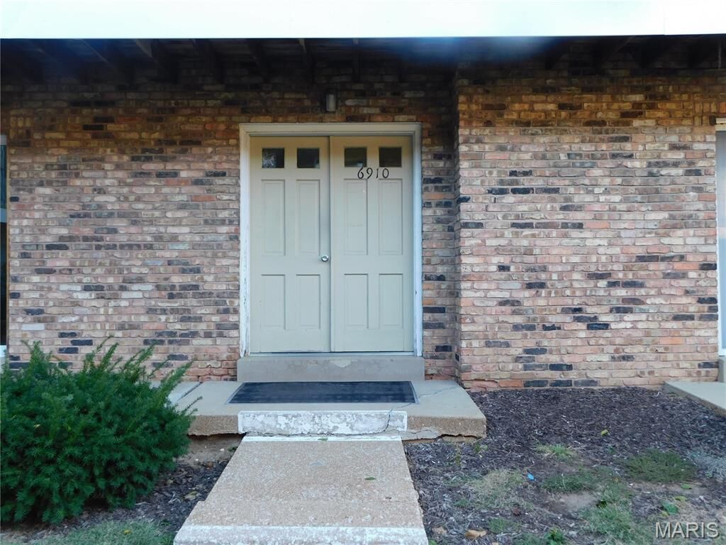 Property Photo:  6910 Colonial Woods 97  MO 63129