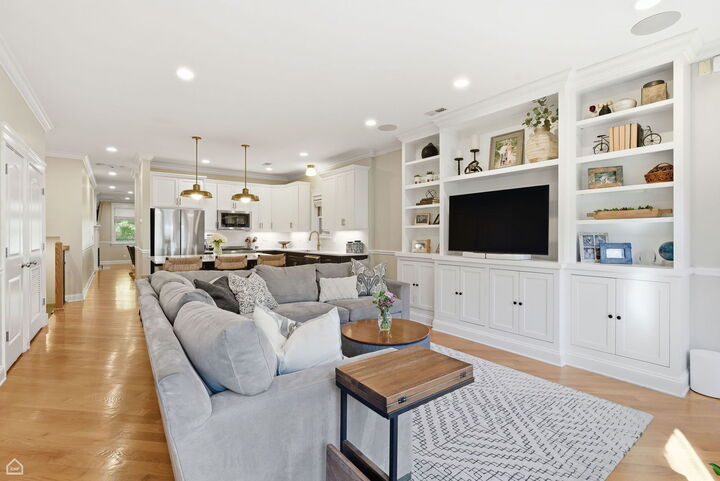 Property Photo:  3325 N Seminary Avenue 1N  IL 60657 