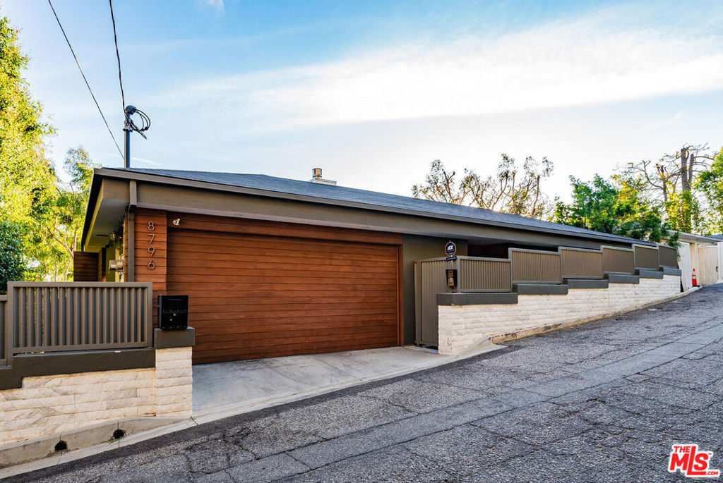 Property Photo:  8796 Hollywood Boulevard  CA 90069 