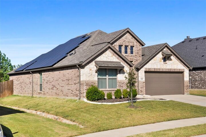 Property Photo:  424 Molly Lane  TX 76059 