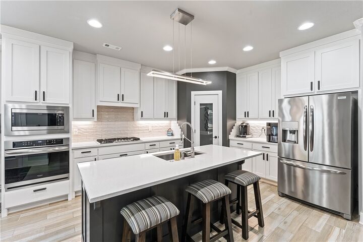 Property Photo: 1903 NE Steinbeck Drive AR 72712