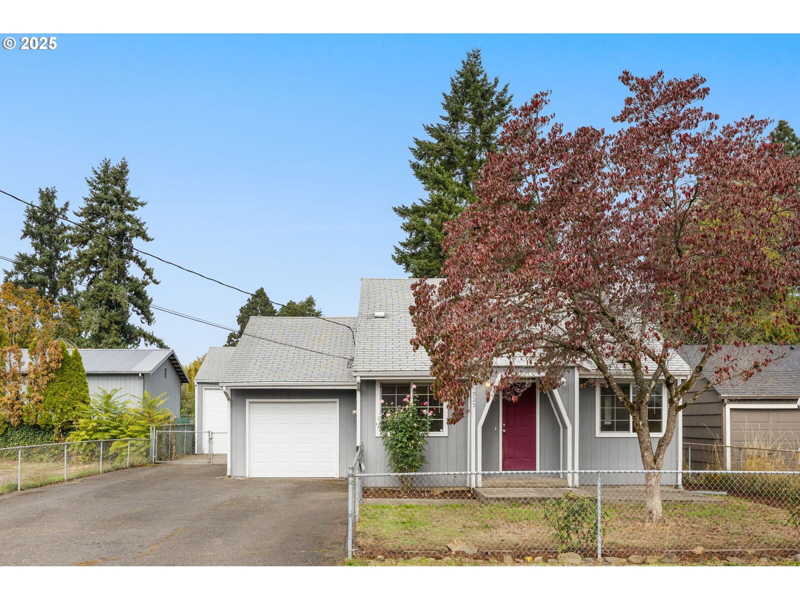 Property Photo:  6925 SE Lexington St  OR 97206 