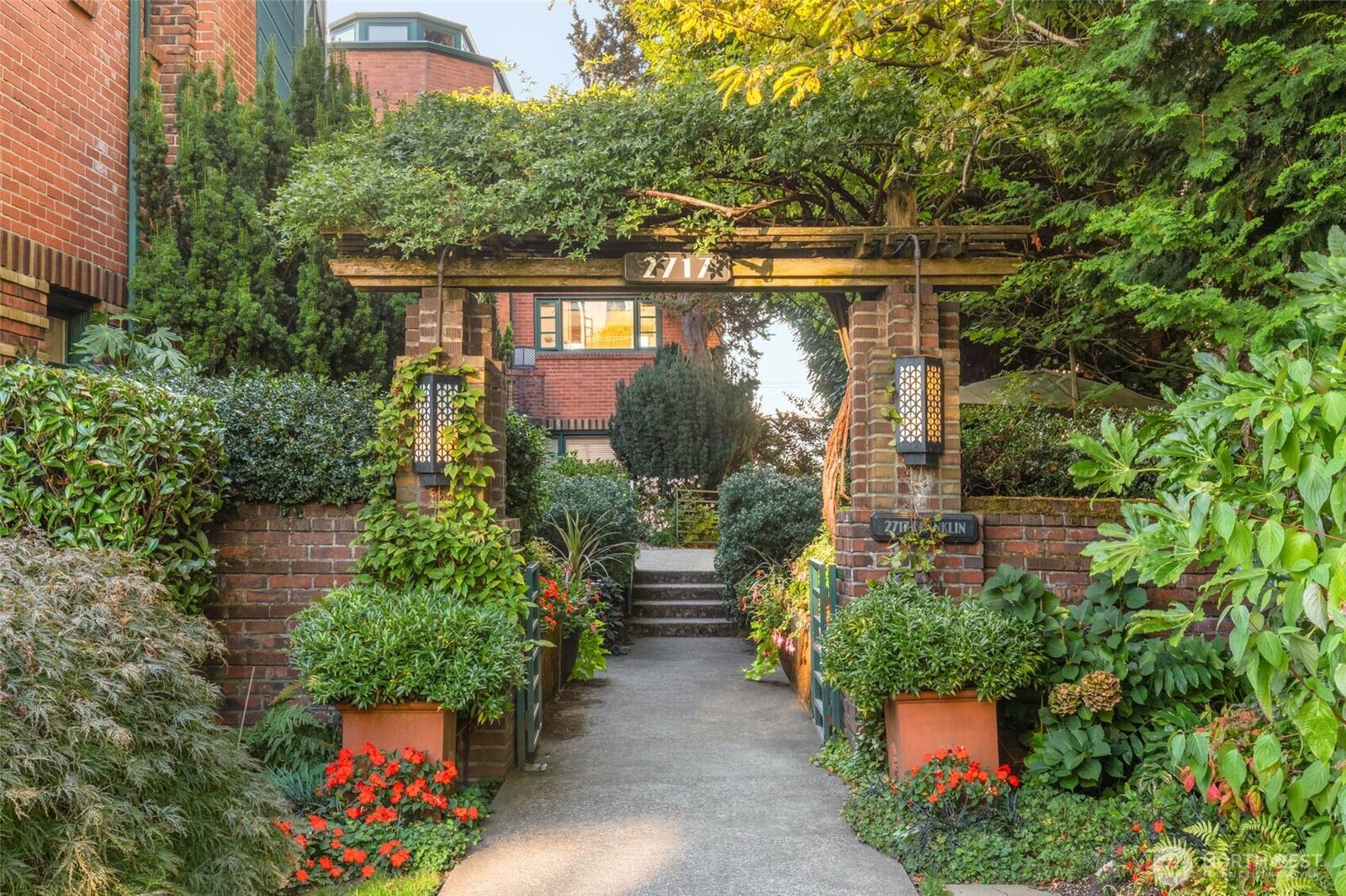 Property Photo:  2717  Franklin Avenue E 304  WA 98102 