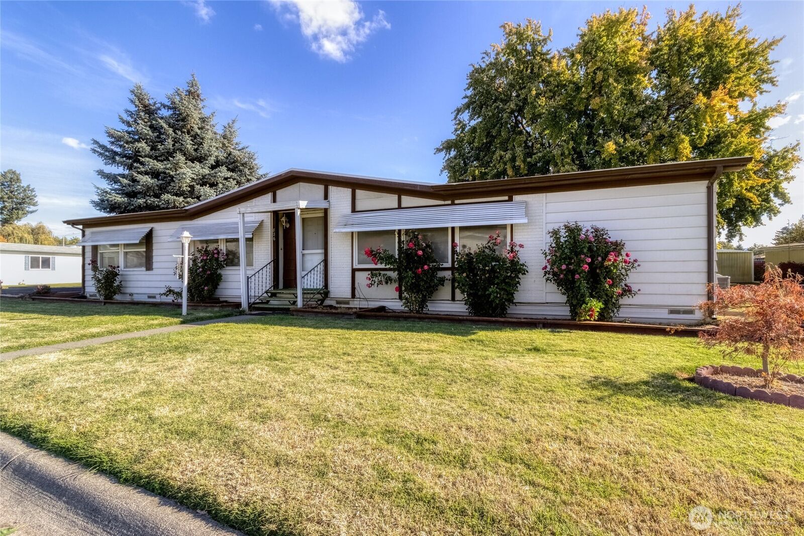 Property Photo: 826 SE Scenic View Drive WA 99324