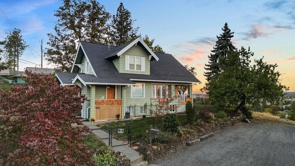 Property Photo: 2128 E Altamont Pl WA 99202